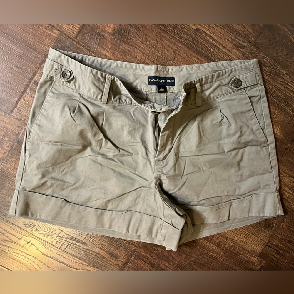Women’s Banana Republic Shorts Size 12.   Army Green